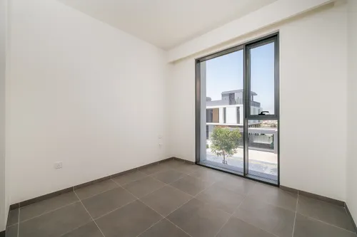 4 Bedrooms Villa in June