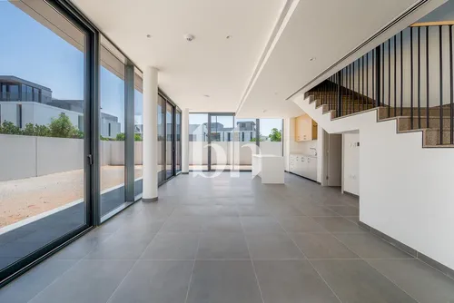 Single Row | Spacious Living | Vacant Now