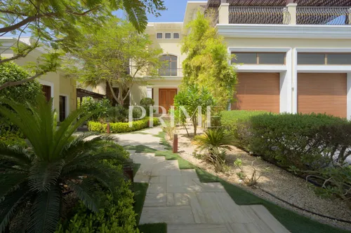 6 Bedrooms Villa in Sector HT