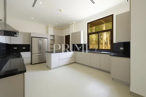 6 Bedrooms Villa in Sector HT