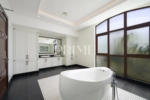 6 Bedrooms Villa in Sector HT