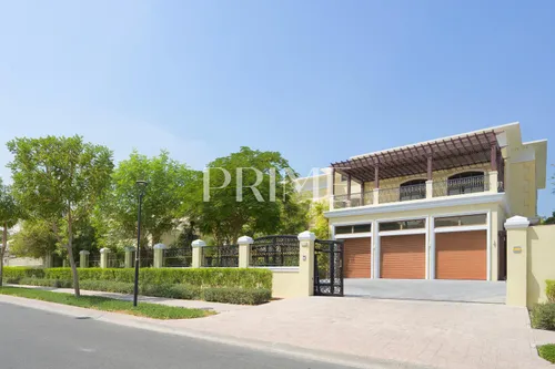 6 Bedrooms Villa in Sector HT