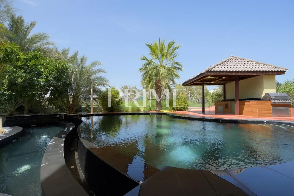 6 Bedrooms Villa in Sector HT