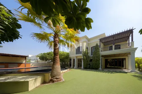 6 Bedrooms Villa in Sector HT