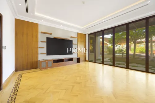 6 Bedrooms Villa in Sector HT