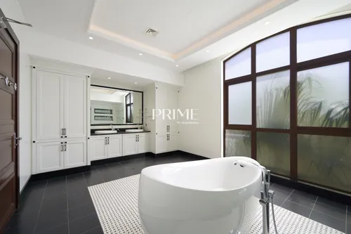 6 Bedrooms Villa in Sector HT