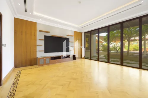 6 Bedrooms Villa in Sector HT