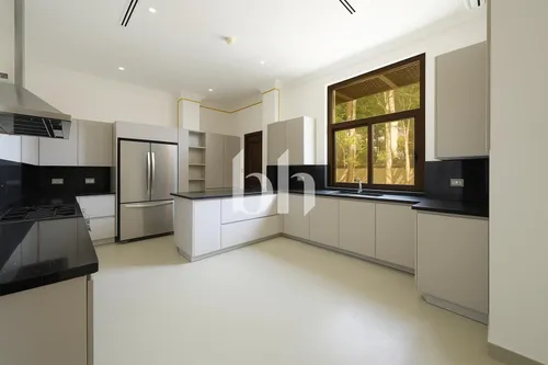 6 Bedrooms Villa in Sector HT