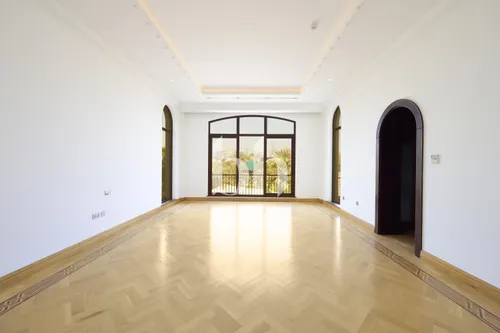 6 Bedrooms Villa in Sector HT