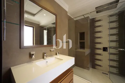 6 Bedrooms Villa in Sector HT