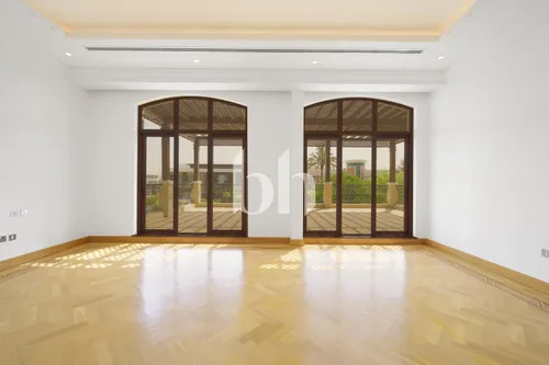 6 Bedrooms Villa in Sector HT