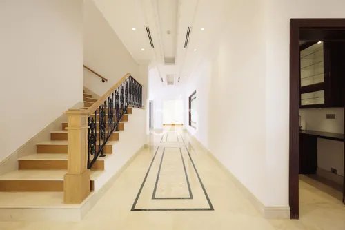 6 Bedrooms Villa in Sector HT