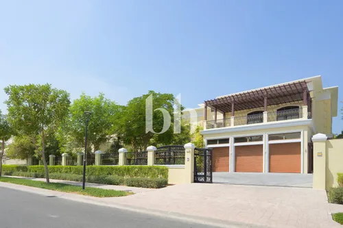 6 Bedrooms Villa in Sector HT