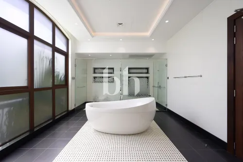 6 Bedrooms Villa in Sector HT