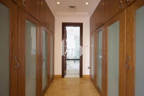 6 Bedrooms Villa in Sector HT