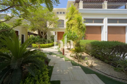 6 Bedrooms Villa in Sector HT