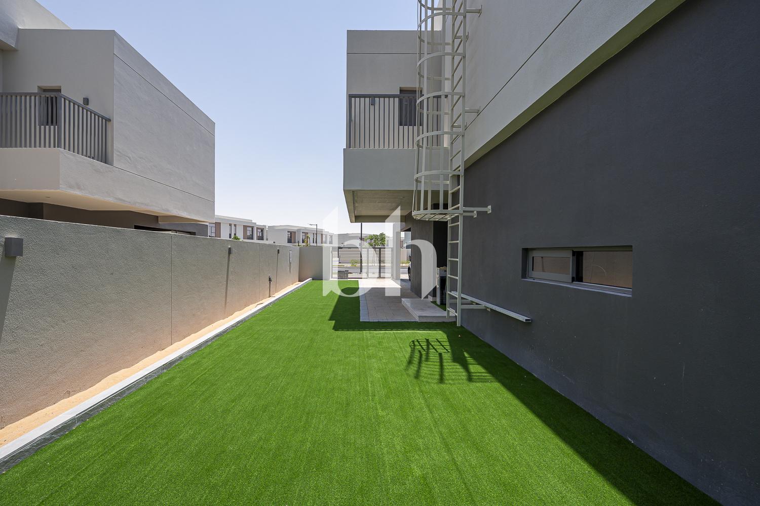 4 Bedrooms Townhouse in The Pulse Beachfront 3