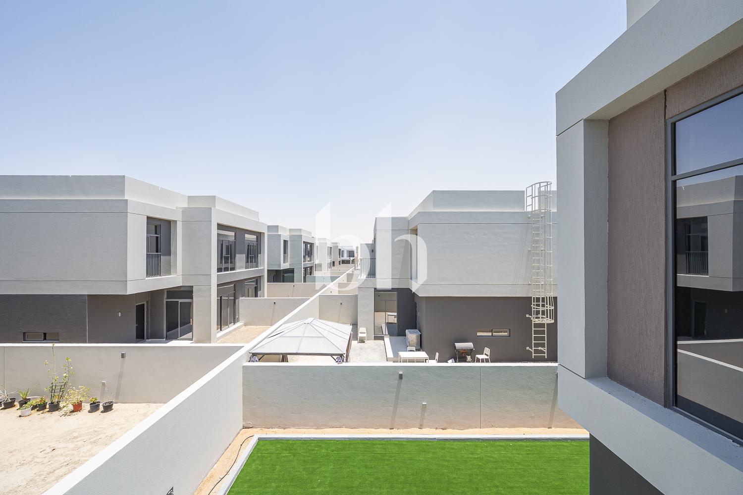 4 Bedrooms Townhouse in The Pulse Beachfront 3