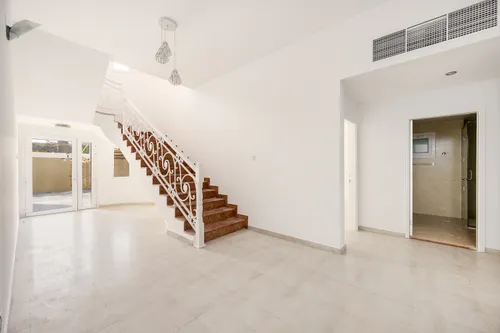 5 Bedrooms Villa in Umm Suqeim 2