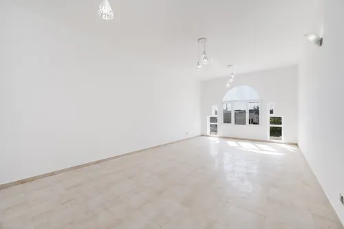 5 Bedrooms Villa in Umm Suqeim 2