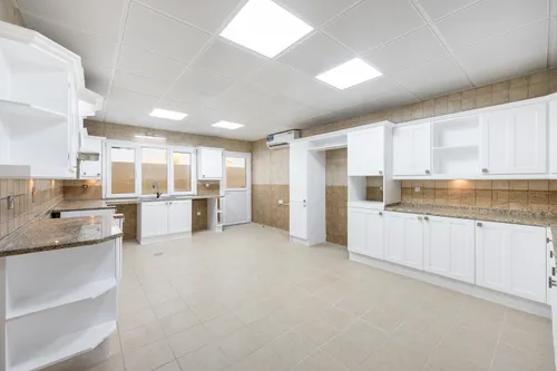 5 Bedrooms Villa in Umm Suqeim 2