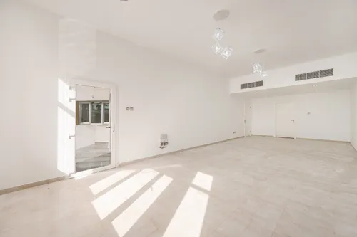 5 Bedrooms Villa in Umm Suqeim 2