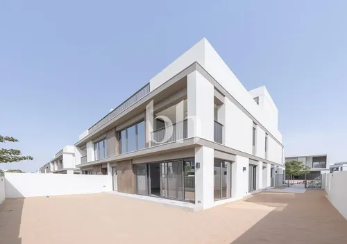 Closed Kitchen I Twinvila I Prime Location