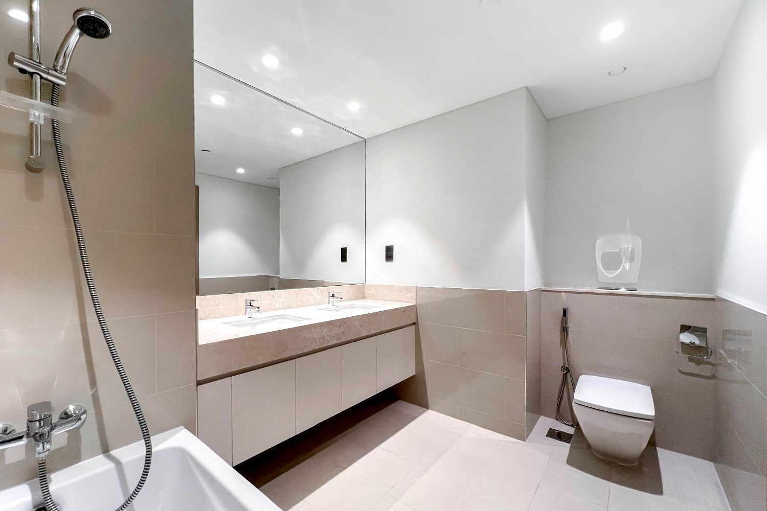 2 Bedrooms Apartment in Act One Act Two Tower 1