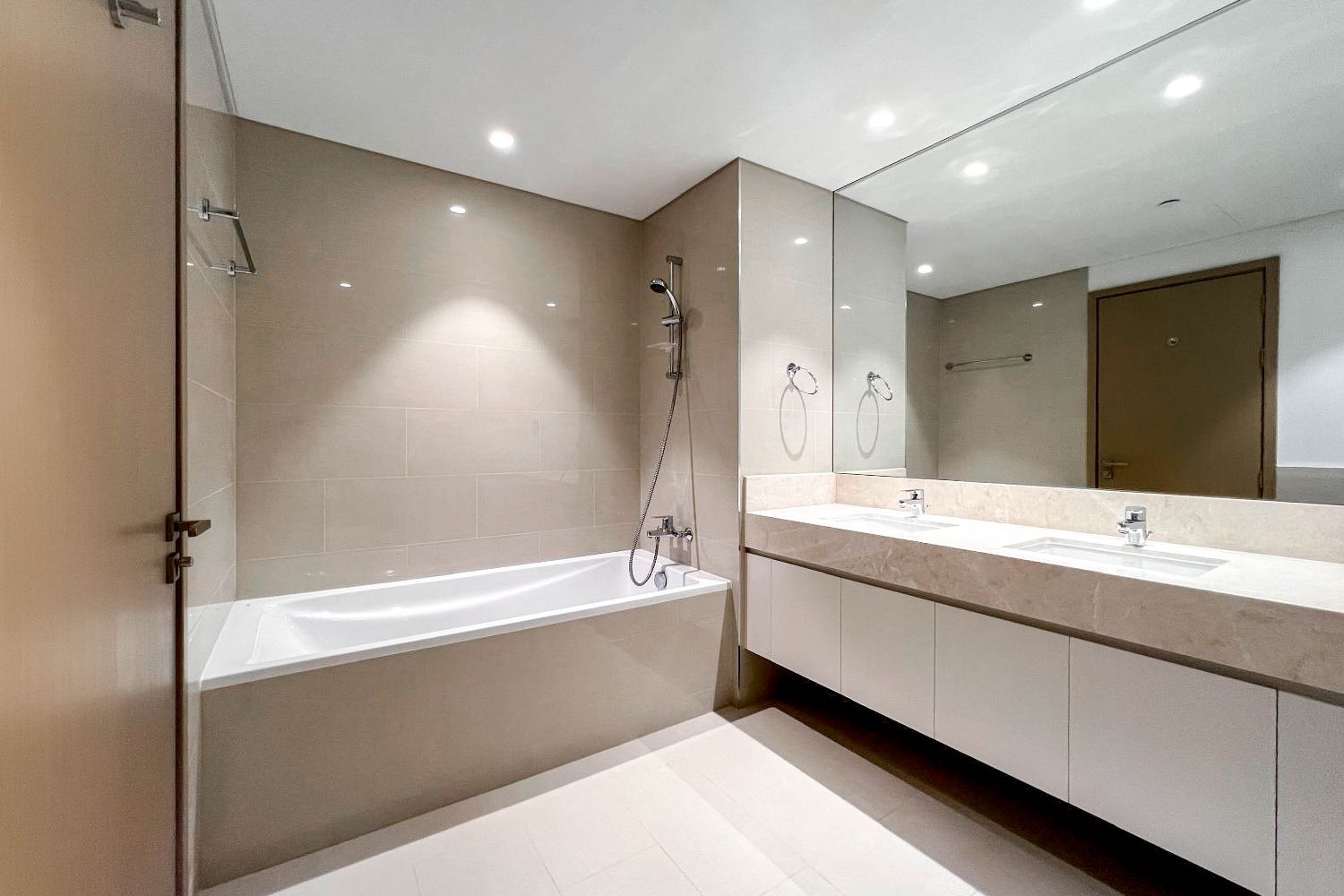 2 Bedrooms Apartment in Act One Act Two Tower 1