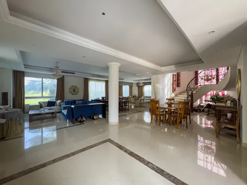 5 Bedrooms Villa in B Villas