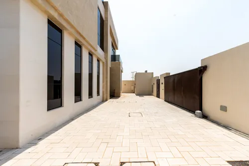 5 Bedrooms Villa in Al Aweer 1