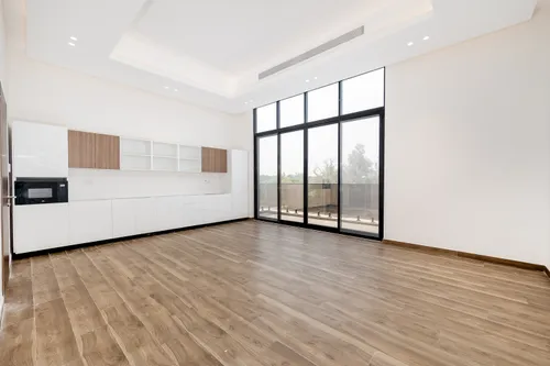 5 Bedrooms Villa in Al Aweer 1