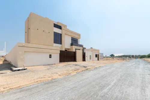 5 Bedrooms Villa in Al Aweer 1