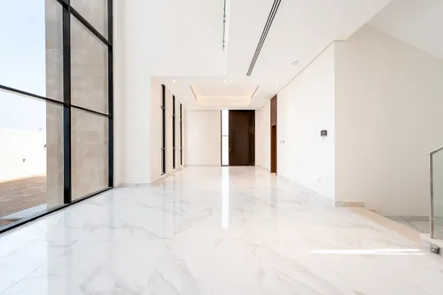 5 Bedrooms Villa in Al Aweer 1