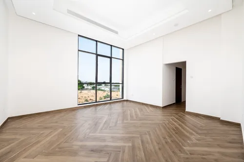 5 Bedrooms Villa in Al Aweer 1
