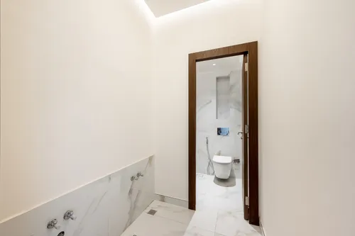 5 Bedrooms Villa in Al Aweer 1
