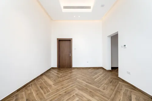 5 Bedrooms Villa in Al Aweer 1