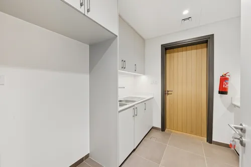 4 Bedrooms Townhouse in June