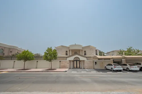 5 Bedrooms Villa in Al Manara