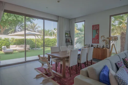 4 Bedrooms Villa in Redwoods