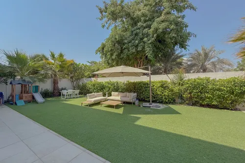 4 Bedrooms Villa in Redwoods
