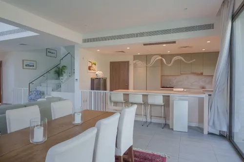 4 Bedrooms Villa in Redwoods