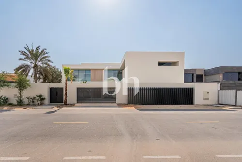 Modern 5BR Villa |Fully Renovated | Prime Location