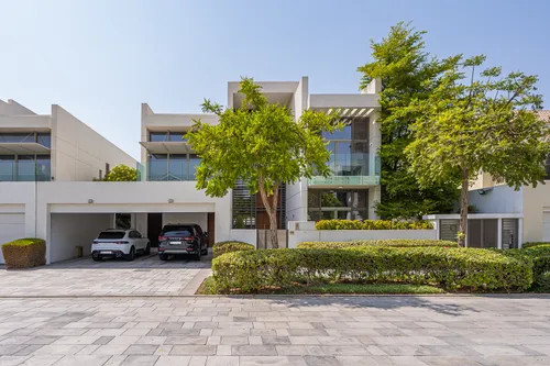 5BR Contemporary | Upgraded | Fully Furnished