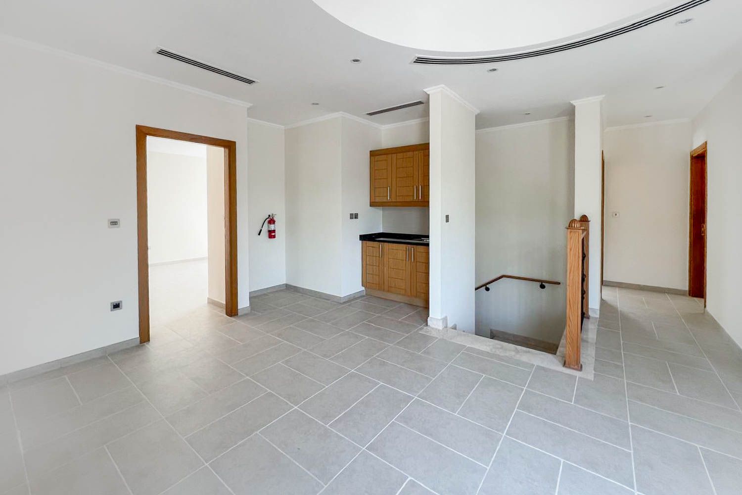 5 Bedrooms Villa in Legacy Large