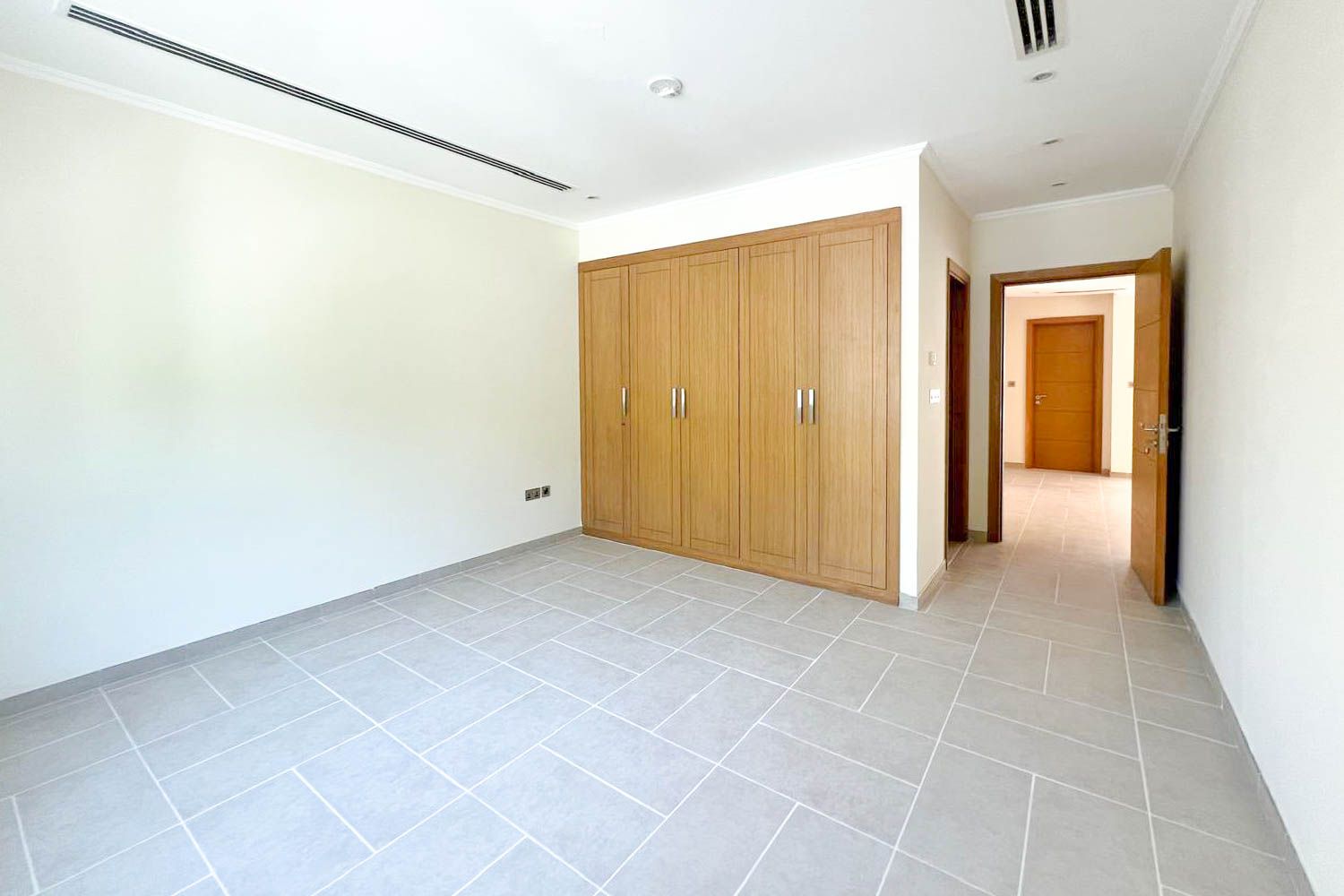 5 Bedrooms Villa in Legacy Large