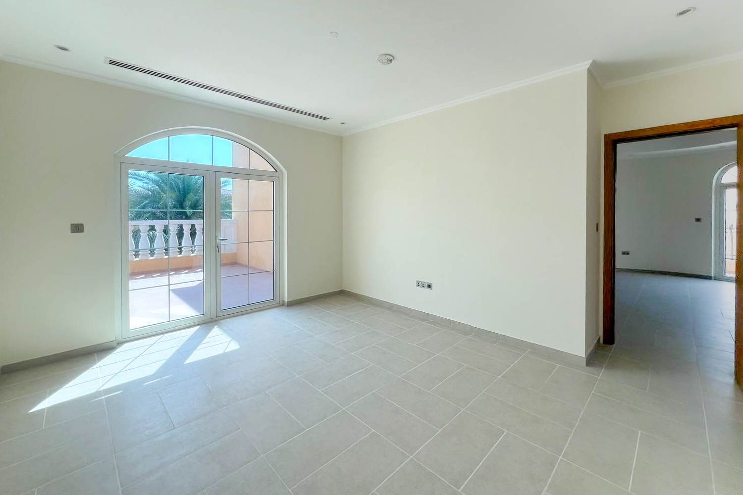 5 Bedrooms Villa in Legacy Large