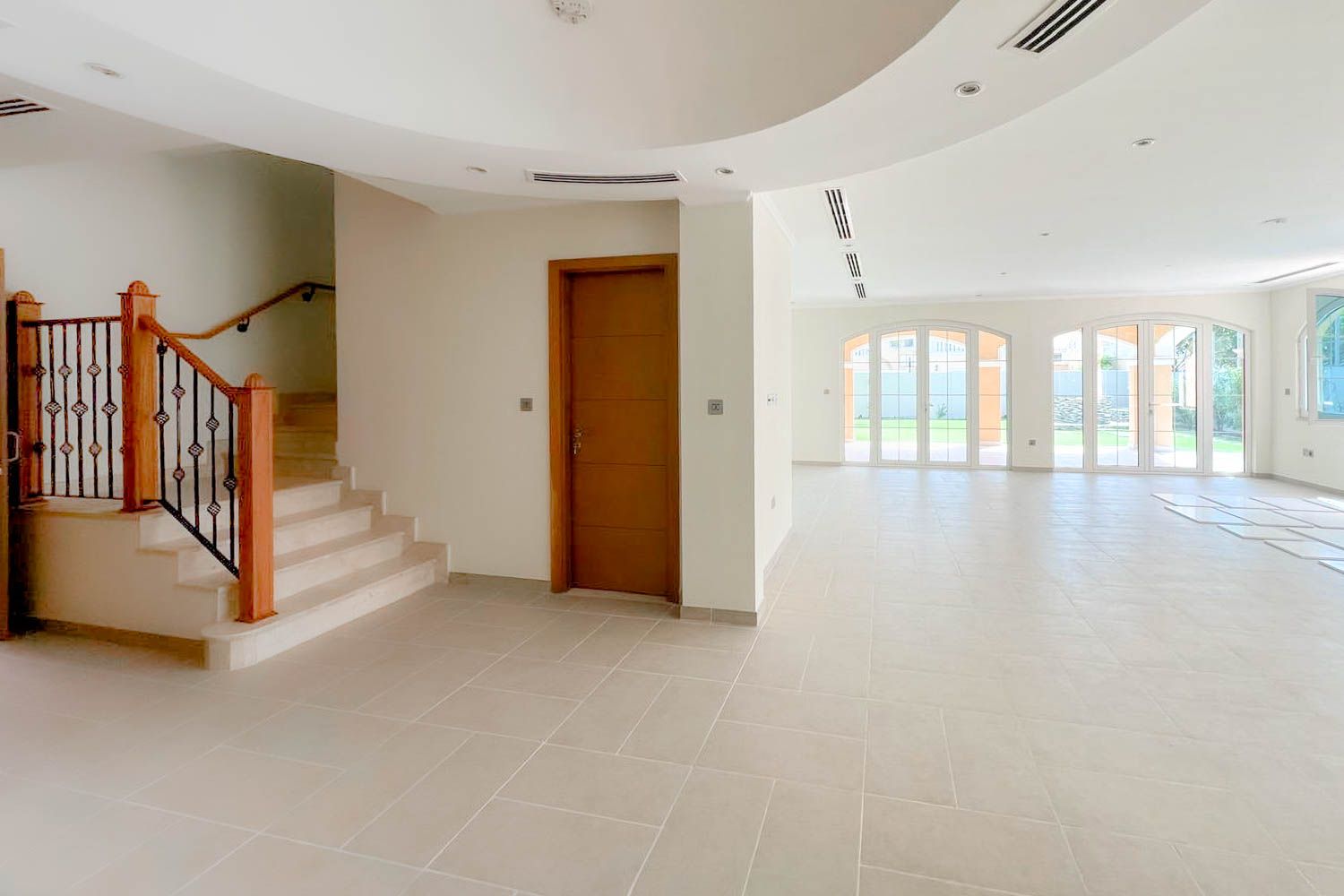 5 Bedrooms Villa in Legacy Large