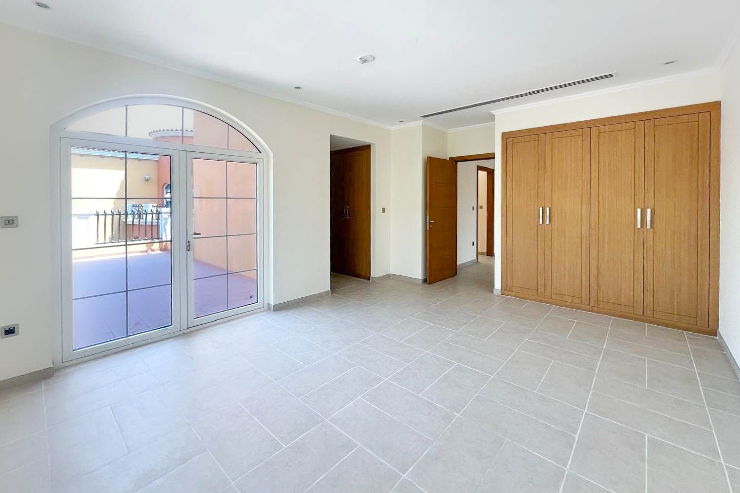 5 Bedrooms Villa in Legacy Large