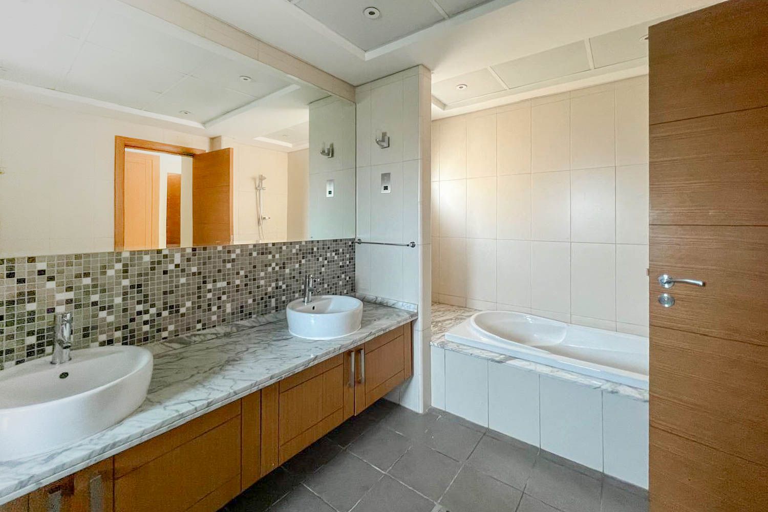 5 Bedrooms Villa in Legacy Large